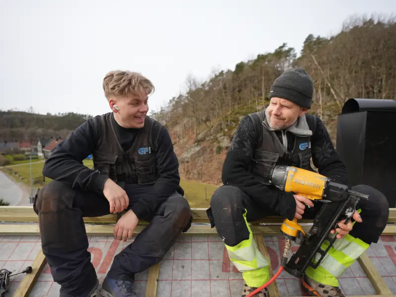 Full takrenovering — god stemning på byggeplassen
